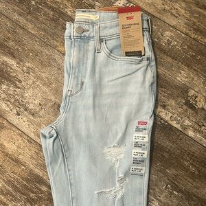 Levi’s 721 high rise skinny new with tags sz 27
4 medium w27 l30
